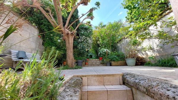 Angoulême maison sur 3 niveaux avec 6 chambres et jardin paysagé. 337 000 €
