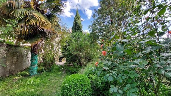 Angoulême maison sur 3 niveaux avec 6 chambres et jardin paysagé. 337 000 €