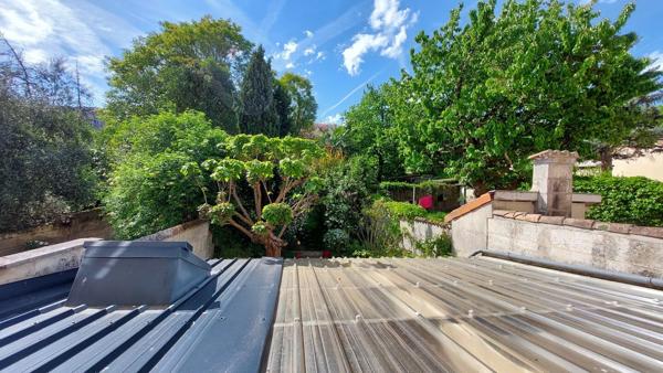 Angoulême maison sur 3 niveaux avec 6 chambres et jardin paysagé. 337 000 €