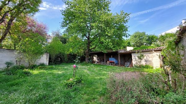 Angoulême maison sur 3 niveaux avec 6 chambres et jardin paysagé. 337 000 €