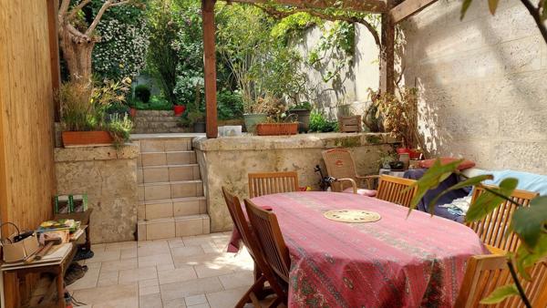Angoulême maison sur 3 niveaux avec 6 chambres et jardin paysagé. 337 000 €