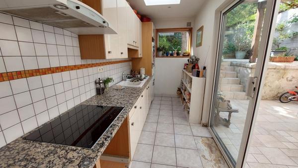 Angoulême maison sur 3 niveaux avec 6 chambres et jardin paysagé. 337 000 €