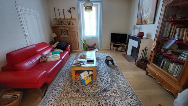 Angoulême maison sur 3 niveaux avec 6 chambres et jardin paysagé. 337 000 €