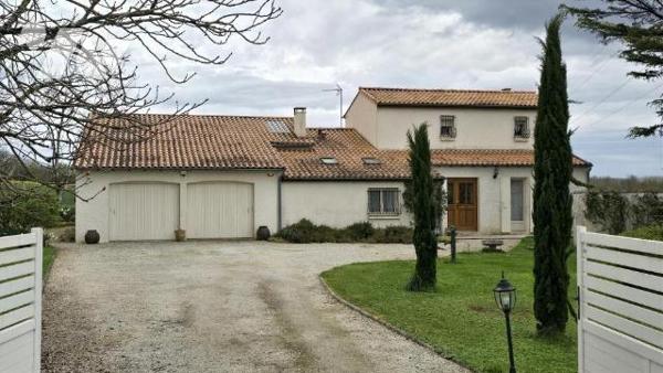 Proche écoles et commerces. Pavillon familial confortable de 173m² comprenant de plain-pied: En...