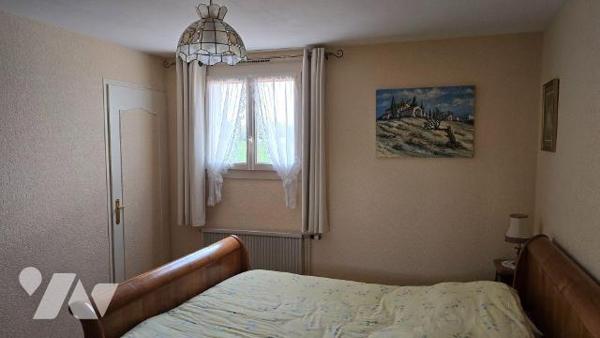 Proche écoles et commerces. Pavillon familial confortable de 173m² comprenant de plain-pied: En...