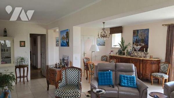 Proche écoles et commerces. Pavillon familial confortable de 173m² comprenant de plain-pied: En...