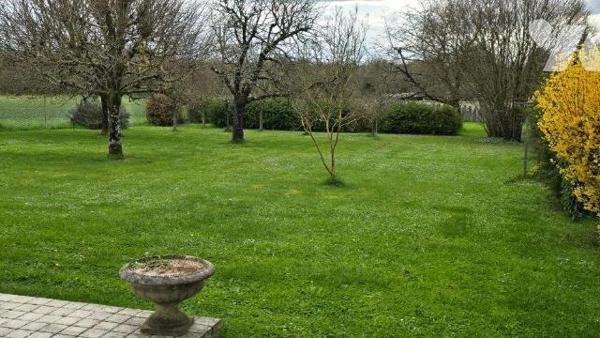 Proche écoles et commerces. Pavillon familial confortable de 173m² comprenant de plain-pied: En...