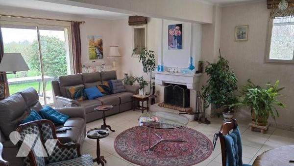 Proche écoles et commerces. Pavillon familial confortable de 173m² comprenant de plain-pied: En...