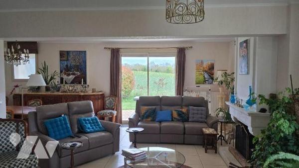 Proche écoles et commerces. Pavillon familial confortable de 173m² comprenant de plain-pied: En...