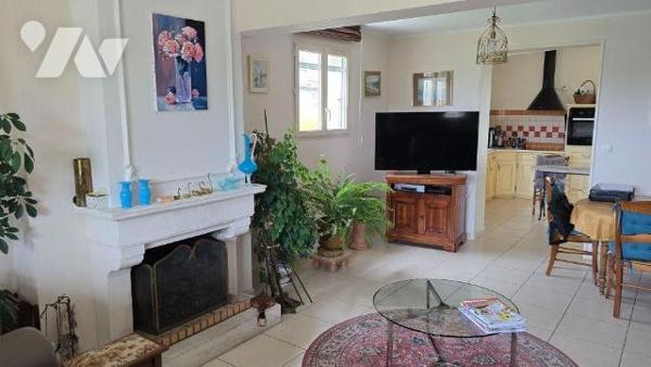 Proche écoles et commerces. Pavillon familial confortable de 173m² comprenant de plain-pied: En...