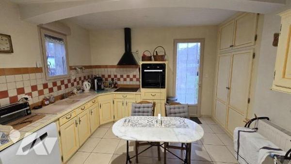 Proche écoles et commerces. Pavillon familial confortable de 173m² comprenant de plain-pied: En...