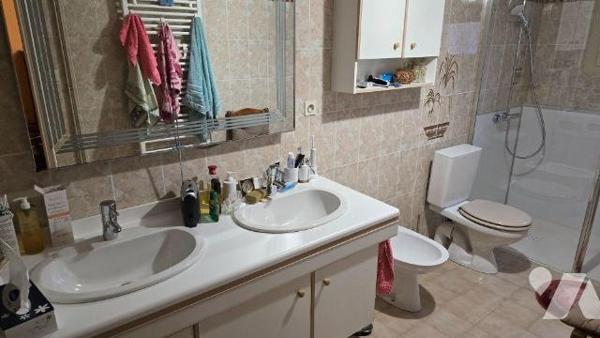 Proche écoles et commerces. Pavillon familial confortable de 173m² comprenant de plain-pied: En...