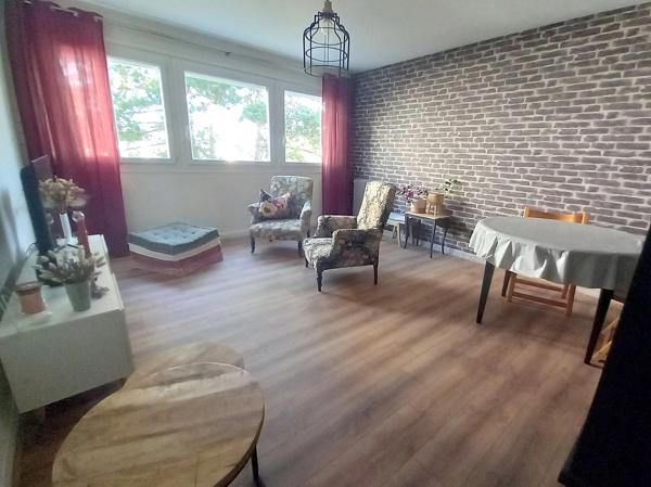 LAVAL CENTRE-VILLE – Appartement 80 m² entièrement rénové avec balcon, parking et ascenseur