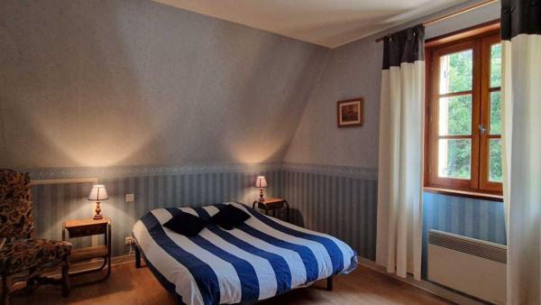Maison contemporaine - Les eyzies LES EYZIES - Maison périgourdine à vendre de 3 chambres au milieu de sa clairière sans aucune nuisance.