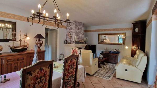 Maison contemporaine - Les eyzies LES EYZIES - Maison périgourdine à vendre de 3 chambres au milieu de sa clairière sans aucune nuisance.