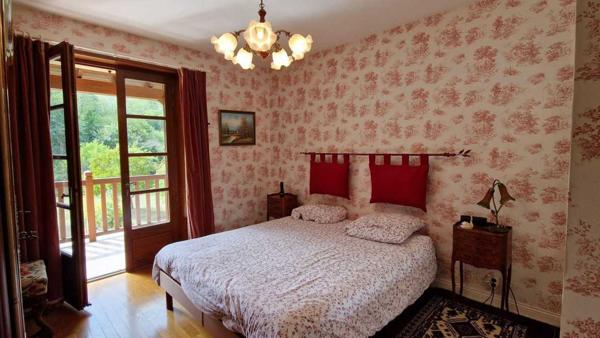Maison contemporaine - Les eyzies LES EYZIES - Maison périgourdine à vendre de 3 chambres au milieu de sa clairière sans aucune nuisance.