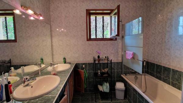 Maison contemporaine - Les eyzies LES EYZIES - Maison périgourdine à vendre de 3 chambres au milieu de sa clairière sans aucune nuisance.