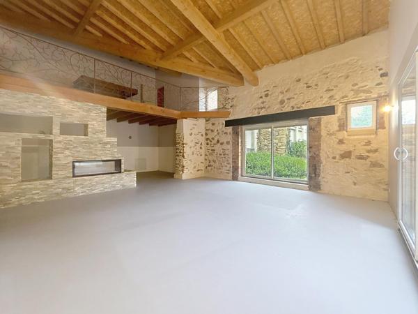 Maison de caractère en pierre – grands volumes et multiples usages