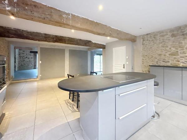 Maison de caractère en pierre – grands volumes et multiples usages