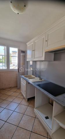 En exclusivité ne passez pas à côté de ce T4, dr 75 m2 au 1er étage sans ascenseur, en état impeccable, 3 chambres, un grand salon, une cuisine équipée une salle de bail, un placard de rangement une buanderie un balcon avec une magnifique vue mer. Une cave et une place de parking complètent ce bien. La résidence est très calme, la concierge habite sur place, le toit du bâtiment à été rénové, les façades sont fraichement ravalées, le portail d'entrée et le parking vont faire l'objet de travaux déjà payés. toutes les pièces sont équipées de climatisations réversibles.