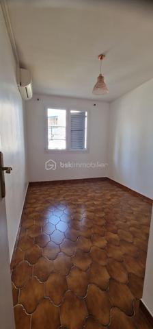 En exclusivité ne passez pas à côté de ce T4, dr 75 m2 au 1er étage sans ascenseur, en état impeccable, 3 chambres, un grand salon, une cuisine équipée une salle de bail, un placard de rangement une buanderie un balcon avec une magnifique vue mer. Une cave et une place de parking complètent ce bien. La résidence est très calme, la concierge habite sur place, le toit du bâtiment à été rénové, les façades sont fraichement ravalées, le portail d'entrée et le parking vont faire l'objet de travaux déjà payés. toutes les pièces sont équipées de climatisations réversibles.