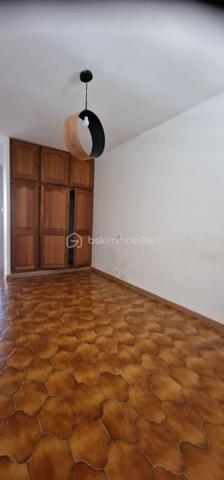 En exclusivité ne passez pas à côté de ce T4, dr 75 m2 au 1er étage sans ascenseur, en état impeccable, 3 chambres, un grand salon, une cuisine équipée une salle de bail, un placard de rangement une buanderie un balcon avec une magnifique vue mer. Une cave et une place de parking complètent ce bien. La résidence est très calme, la concierge habite sur place, le toit du bâtiment à été rénové, les façades sont fraichement ravalées, le portail d'entrée et le parking vont faire l'objet de travaux déjà payés. toutes les pièces sont équipées de climatisations réversibles.