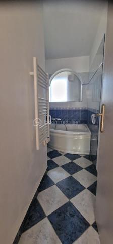 En exclusivité ne passez pas à côté de ce T4, dr 75 m2 au 1er étage sans ascenseur, en état impeccable, 3 chambres, un grand salon, une cuisine équipée une salle de bail, un placard de rangement une buanderie un balcon avec une magnifique vue mer. Une cave et une place de parking complètent ce bien. La résidence est très calme, la concierge habite sur place, le toit du bâtiment à été rénové, les façades sont fraichement ravalées, le portail d'entrée et le parking vont faire l'objet de travaux déjà payés. toutes les pièces sont équipées de climatisations réversibles.