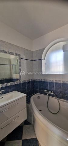 En exclusivité ne passez pas à côté de ce T4, dr 75 m2 au 1er étage sans ascenseur, en état impeccable, 3 chambres, un grand salon, une cuisine équipée une salle de bail, un placard de rangement une buanderie un balcon avec une magnifique vue mer. Une cave et une place de parking complètent ce bien. La résidence est très calme, la concierge habite sur place, le toit du bâtiment à été rénové, les façades sont fraichement ravalées, le portail d'entrée et le parking vont faire l'objet de travaux déjà payés. toutes les pièces sont équipées de climatisations réversibles.
