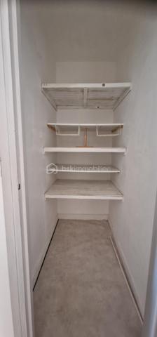 En exclusivité ne passez pas à côté de ce T4, dr 75 m2 au 1er étage sans ascenseur, en état impeccable, 3 chambres, un grand salon, une cuisine équipée une salle de bail, un placard de rangement une buanderie un balcon avec une magnifique vue mer. Une cave et une place de parking complètent ce bien. La résidence est très calme, la concierge habite sur place, le toit du bâtiment à été rénové, les façades sont fraichement ravalées, le portail d'entrée et le parking vont faire l'objet de travaux déjà payés. toutes les pièces sont équipées de climatisations réversibles.