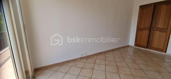 En exclusivité ne passez pas à côté de ce T4, dr 75 m2 au 1er étage sans ascenseur, en état impeccable, 3 chambres, un grand salon, une cuisine équipée une salle de bail, un placard de rangement une buanderie un balcon avec une magnifique vue mer. Une cave et une place de parking complètent ce bien. La résidence est très calme, la concierge habite sur place, le toit du bâtiment à été rénové, les façades sont fraichement ravalées, le portail d'entrée et le parking vont faire l'objet de travaux déjà payés. toutes les pièces sont équipées de climatisations réversibles.