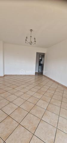 En exclusivité ne passez pas à côté de ce T4, dr 75 m2 au 1er étage sans ascenseur, en état impeccable, 3 chambres, un grand salon, une cuisine équipée une salle de bail, un placard de rangement une buanderie un balcon avec une magnifique vue mer. Une cave et une place de parking complètent ce bien. La résidence est très calme, la concierge habite sur place, le toit du bâtiment à été rénové, les façades sont fraichement ravalées, le portail d'entrée et le parking vont faire l'objet de travaux déjà payés. toutes les pièces sont équipées de climatisations réversibles.