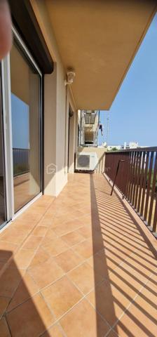 En exclusivité ne passez pas à côté de ce T4, dr 75 m2 au 1er étage sans ascenseur, en état impeccable, 3 chambres, un grand salon, une cuisine équipée une salle de bail, un placard de rangement une buanderie un balcon avec une magnifique vue mer. Une cave et une place de parking complètent ce bien. La résidence est très calme, la concierge habite sur place, le toit du bâtiment à été rénové, les façades sont fraichement ravalées, le portail d'entrée et le parking vont faire l'objet de travaux déjà payés. toutes les pièces sont équipées de climatisations réversibles.