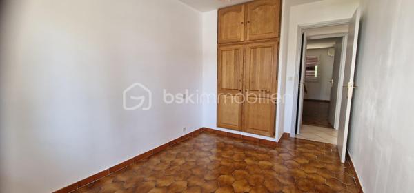 En exclusivité ne passez pas à côté de ce T4, dr 75 m2 au 1er étage sans ascenseur, en état impeccable, 3 chambres, un grand salon, une cuisine équipée une salle de bail, un placard de rangement une buanderie un balcon avec une magnifique vue mer. Une cave et une place de parking complètent ce bien. La résidence est très calme, la concierge habite sur place, le toit du bâtiment à été rénové, les façades sont fraichement ravalées, le portail d'entrée et le parking vont faire l'objet de travaux déjà payés. toutes les pièces sont équipées de climatisations réversibles.