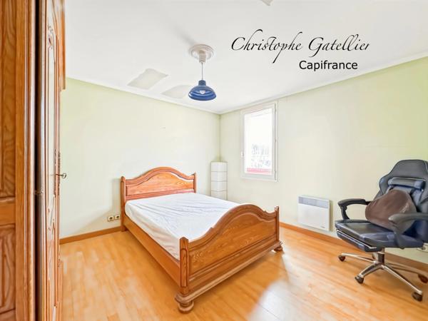 Maison 5 pièces, 4 chambre et bureau - jardin, garage, résidence sécurisée