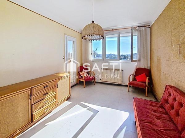 La Seyne appartement au troisième et dernier sans ascenseur étage d'une petite résidence de 4 étages.