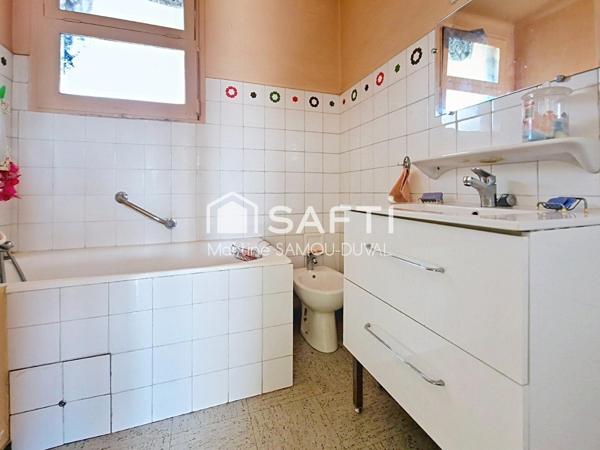 La Seyne appartement au troisième et dernier sans ascenseur étage d'une petite résidence de 4 étages.
