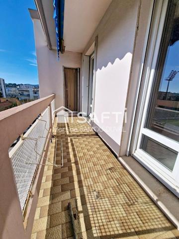 La Seyne appartement au troisième et dernier sans ascenseur étage d'une petite résidence de 4 étages.