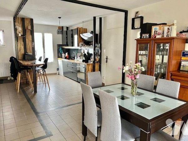 Une Maison de plain pied comprenant une entrée, une cuisine ouverte sur le séjour, coin salon, ...