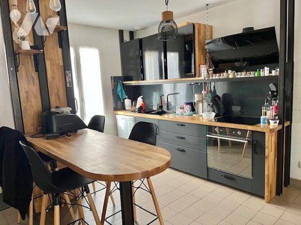 Une Maison de plain pied comprenant une entrée, une cuisine ouverte sur le séjour, coin salon, ...