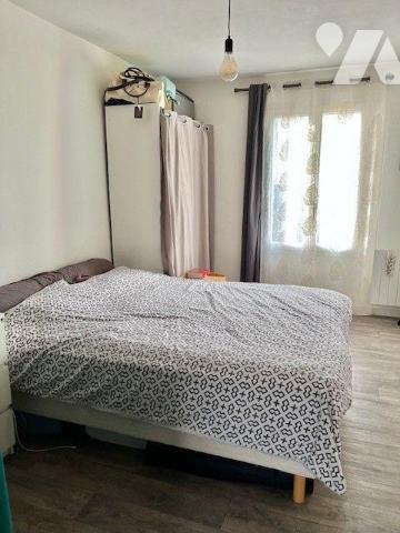 Une Maison de plain pied comprenant une entrée, une cuisine ouverte sur le séjour, coin salon, ...