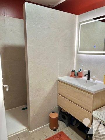 Une Maison de plain pied comprenant une entrée, une cuisine ouverte sur le séjour, coin salon, ...