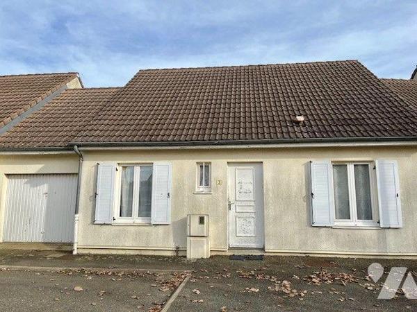 Une Maison de plain pied comprenant une entrée, une cuisine ouverte sur le séjour, coin salon, ...