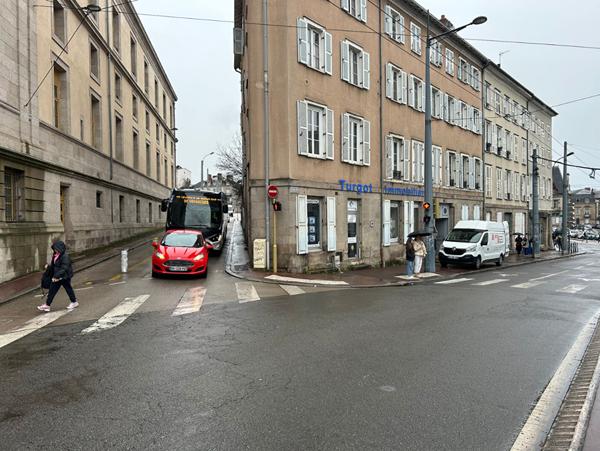 Local Commercial
         5 pièces
        - 64 m²