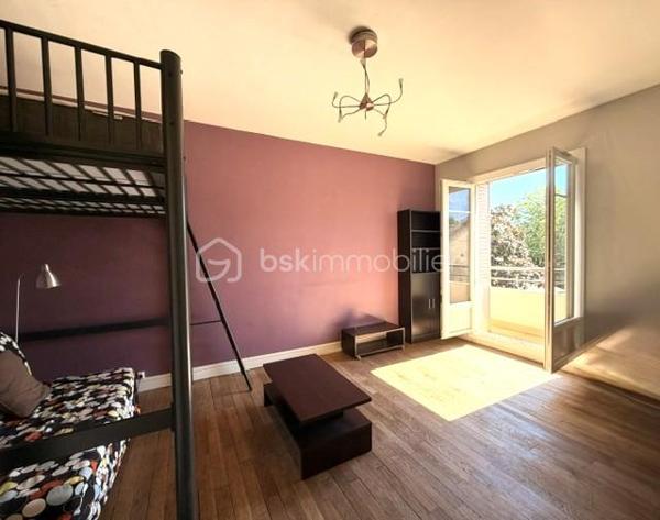 Découvrez ce charmant T1 de 32,32 m², situé au 2ᵉ étage sans ascenseur d’une copropriété de 1952, dans un secteur recherché et à proximité des commodités.

Dès l’entrée, vous serez séduit par la belle luminosité qui caractérise ce logement et par son agréable balcon filant, accessible depuis la cuisine et la pièce de vie, offrant un véritable espace extérieur supplémentaire.

L’appartement propose une configuration fonctionnelle avec une cuisine indépendante, une salle d’eau, un WC séparé et une belle pièce de vie bénéficiant du charme du parquet d’origine.

La cuisine dispose de rangements et d’un espace permettant d’accueillir les équipements du quotidien. La pièce de vie, véritable cœur du logement, offre un bel espace polyvalent aménagé en salon, espace nuit et coin bureau. Elle bénéficie d'une très belle luminosité, d'un accès direct au balcon filant ainsi que du charme du parquet d'origine. Un placard intégré avec étagères complète cet espace et offre un appréciable volume de rangement.

Côté confort, le logement dispose notamment de menuiseries PVC double vitrage, de volets métalliques et de radiateurs électriques récemment remplacés dans la cuisine et la pièce de vie.

Une cave privative complète ce bien.

✨ LES ATOUTS

• 32,32 m² parfaitement optimisés
• Très belle luminosité
• Balcon filant accessible depuis la cuisine et la pièce de vie
• Cuisine indépendante
• Parquet d’origine dans la pièce de vie
• WC indépendant
• Cave privative
• Double vitrage PVC
• Copropriété sécurisée avec local à vélos
• DPE : D
• Secteur recherché des Eaux Claires

Un bien particulièrement intéressant pour un premier achat, un pied-à-terre ou un investissement locatif, grâce à sa configuration, ses annexes et son emplacement au sein de Grenoble.

Une nouveauté à découvrir sans tarder !