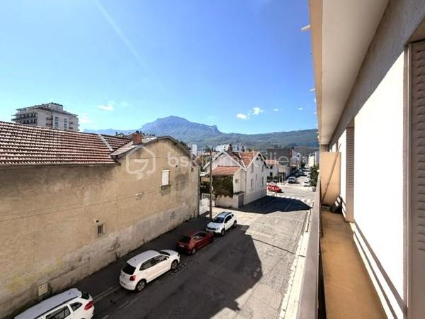 Découvrez ce charmant T1 de 32,32 m², situé au 2ᵉ étage sans ascenseur d’une copropriété de 1952, dans un secteur recherché et à proximité des commodités.

Dès l’entrée, vous serez séduit par la belle luminosité qui caractérise ce logement et par son agréable balcon filant, accessible depuis la cuisine et la pièce de vie, offrant un véritable espace extérieur supplémentaire.

L’appartement propose une configuration fonctionnelle avec une cuisine indépendante, une salle d’eau, un WC séparé et une belle pièce de vie bénéficiant du charme du parquet d’origine.

La cuisine dispose de rangements et d’un espace permettant d’accueillir les équipements du quotidien. La pièce de vie, véritable cœur du logement, offre un bel espace polyvalent aménagé en salon, espace nuit et coin bureau. Elle bénéficie d'une très belle luminosité, d'un accès direct au balcon filant ainsi que du charme du parquet d'origine. Un placard intégré avec étagères complète cet espace et offre un appréciable volume de rangement.

Côté confort, le logement dispose notamment de menuiseries PVC double vitrage, de volets métalliques et de radiateurs électriques récemment remplacés dans la cuisine et la pièce de vie.

Une cave privative complète ce bien.

✨ LES ATOUTS

• 32,32 m² parfaitement optimisés
• Très belle luminosité
• Balcon filant accessible depuis la cuisine et la pièce de vie
• Cuisine indépendante
• Parquet d’origine dans la pièce de vie
• WC indépendant
• Cave privative
• Double vitrage PVC
• Copropriété sécurisée avec local à vélos
• DPE : D
• Secteur recherché des Eaux Claires

Un bien particulièrement intéressant pour un premier achat, un pied-à-terre ou un investissement locatif, grâce à sa configuration, ses annexes et son emplacement au sein de Grenoble.

Une nouveauté à découvrir sans tarder !