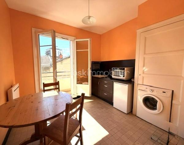 Découvrez ce charmant T1 de 32,32 m², situé au 2ᵉ étage sans ascenseur d’une copropriété de 1952, dans un secteur recherché et à proximité des commodités.

Dès l’entrée, vous serez séduit par la belle luminosité qui caractérise ce logement et par son agréable balcon filant, accessible depuis la cuisine et la pièce de vie, offrant un véritable espace extérieur supplémentaire.

L’appartement propose une configuration fonctionnelle avec une cuisine indépendante, une salle d’eau, un WC séparé et une belle pièce de vie bénéficiant du charme du parquet d’origine.

La cuisine dispose de rangements et d’un espace permettant d’accueillir les équipements du quotidien. La pièce de vie, véritable cœur du logement, offre un bel espace polyvalent aménagé en salon, espace nuit et coin bureau. Elle bénéficie d'une très belle luminosité, d'un accès direct au balcon filant ainsi que du charme du parquet d'origine. Un placard intégré avec étagères complète cet espace et offre un appréciable volume de rangement.

Côté confort, le logement dispose notamment de menuiseries PVC double vitrage, de volets métalliques et de radiateurs électriques récemment remplacés dans la cuisine et la pièce de vie.

Une cave privative complète ce bien.

✨ LES ATOUTS

• 32,32 m² parfaitement optimisés
• Très belle luminosité
• Balcon filant accessible depuis la cuisine et la pièce de vie
• Cuisine indépendante
• Parquet d’origine dans la pièce de vie
• WC indépendant
• Cave privative
• Double vitrage PVC
• Copropriété sécurisée avec local à vélos
• DPE : D
• Secteur recherché des Eaux Claires

Un bien particulièrement intéressant pour un premier achat, un pied-à-terre ou un investissement locatif, grâce à sa configuration, ses annexes et son emplacement au sein de Grenoble.

Une nouveauté à découvrir sans tarder !
