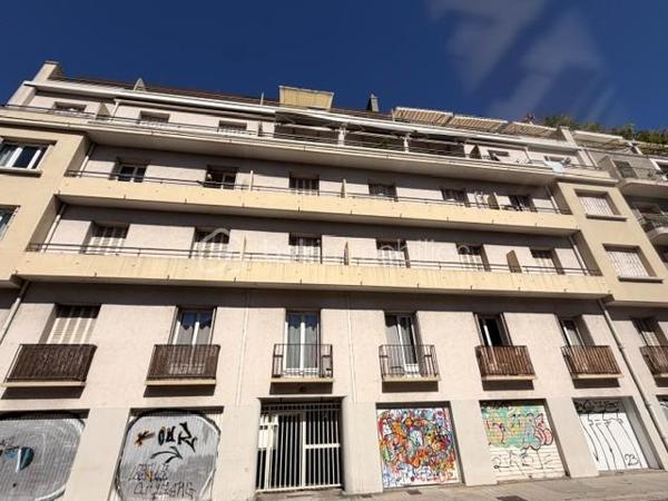 Découvrez ce charmant T1 de 32,32 m², situé au 2ᵉ étage sans ascenseur d’une copropriété de 1952, dans un secteur recherché et à proximité des commodités.

Dès l’entrée, vous serez séduit par la belle luminosité qui caractérise ce logement et par son agréable balcon filant, accessible depuis la cuisine et la pièce de vie, offrant un véritable espace extérieur supplémentaire.

L’appartement propose une configuration fonctionnelle avec une cuisine indépendante, une salle d’eau, un WC séparé et une belle pièce de vie bénéficiant du charme du parquet d’origine.

La cuisine dispose de rangements et d’un espace permettant d’accueillir les équipements du quotidien. La pièce de vie, véritable cœur du logement, offre un bel espace polyvalent aménagé en salon, espace nuit et coin bureau. Elle bénéficie d'une très belle luminosité, d'un accès direct au balcon filant ainsi que du charme du parquet d'origine. Un placard intégré avec étagères complète cet espace et offre un appréciable volume de rangement.

Côté confort, le logement dispose notamment de menuiseries PVC double vitrage, de volets métalliques et de radiateurs électriques récemment remplacés dans la cuisine et la pièce de vie.

Une cave privative complète ce bien.

✨ LES ATOUTS

• 32,32 m² parfaitement optimisés
• Très belle luminosité
• Balcon filant accessible depuis la cuisine et la pièce de vie
• Cuisine indépendante
• Parquet d’origine dans la pièce de vie
• WC indépendant
• Cave privative
• Double vitrage PVC
• Copropriété sécurisée avec local à vélos
• DPE : D
• Secteur recherché des Eaux Claires

Un bien particulièrement intéressant pour un premier achat, un pied-à-terre ou un investissement locatif, grâce à sa configuration, ses annexes et son emplacement au sein de Grenoble.

Une nouveauté à découvrir sans tarder !