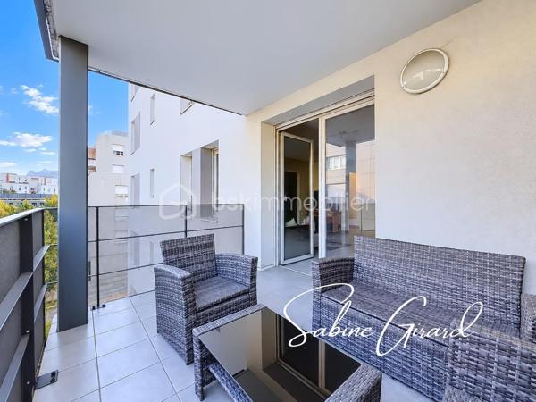 À Grenoble, à proximité du quartier Alliés, découvrez ce charmant T2 de 46 m² avec terrasse, situé au 3ᵉ étage sur 5 avec ascenseur d’une résidence de standing construite en 2013.
Un hall d’entrée dessert des toilettes indépendantes, puis une pièce de vie composée d’une cuisine ouverte équipée et d’un salon donnant directement accès à une terrasse. 
L’espace nuit comprend une chambre avec salle de bains.

Les atouts de bien:
Possibilité de garage en sus
Chauffage collectif + eau froide + eau chaude inclus dans les charges (108€/mois)
Normes BBC 2005

Un appartement agréable à vivre, qui conviendra aussi bien pour une résidence principale que pour un investissement locatif.

À découvrir rapidement !