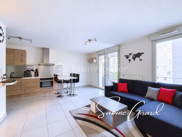 À Grenoble, à proximité du quartier Alliés, découvrez ce charmant T2 de 46 m² avec terrasse, situé au 3ᵉ étage sur 5 avec ascenseur d’une résidence de standing construite en 2013.
Un hall d’entrée dessert des toilettes indépendantes, puis une pièce de vie composée d’une cuisine ouverte équipée et d’un salon donnant directement accès à une terrasse. 
L’espace nuit comprend une chambre avec salle de bains.

Les atouts de bien:
Possibilité de garage en sus
Chauffage collectif + eau froide + eau chaude inclus dans les charges (108€/mois)
Normes BBC 2005

Un appartement agréable à vivre, qui conviendra aussi bien pour une résidence principale que pour un investissement locatif.

À découvrir rapidement !