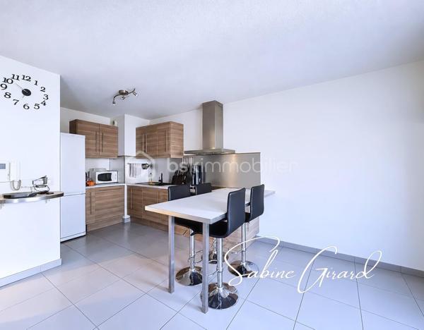 À Grenoble, à proximité du quartier Alliés, découvrez ce charmant T2 de 46 m² avec terrasse, situé au 3ᵉ étage sur 5 avec ascenseur d’une résidence de standing construite en 2013.
Un hall d’entrée dessert des toilettes indépendantes, puis une pièce de vie composée d’une cuisine ouverte équipée et d’un salon donnant directement accès à une terrasse. 
L’espace nuit comprend une chambre avec salle de bains.

Les atouts de bien:
Possibilité de garage en sus
Chauffage collectif + eau froide + eau chaude inclus dans les charges (108€/mois)
Normes BBC 2005

Un appartement agréable à vivre, qui conviendra aussi bien pour une résidence principale que pour un investissement locatif.

À découvrir rapidement !